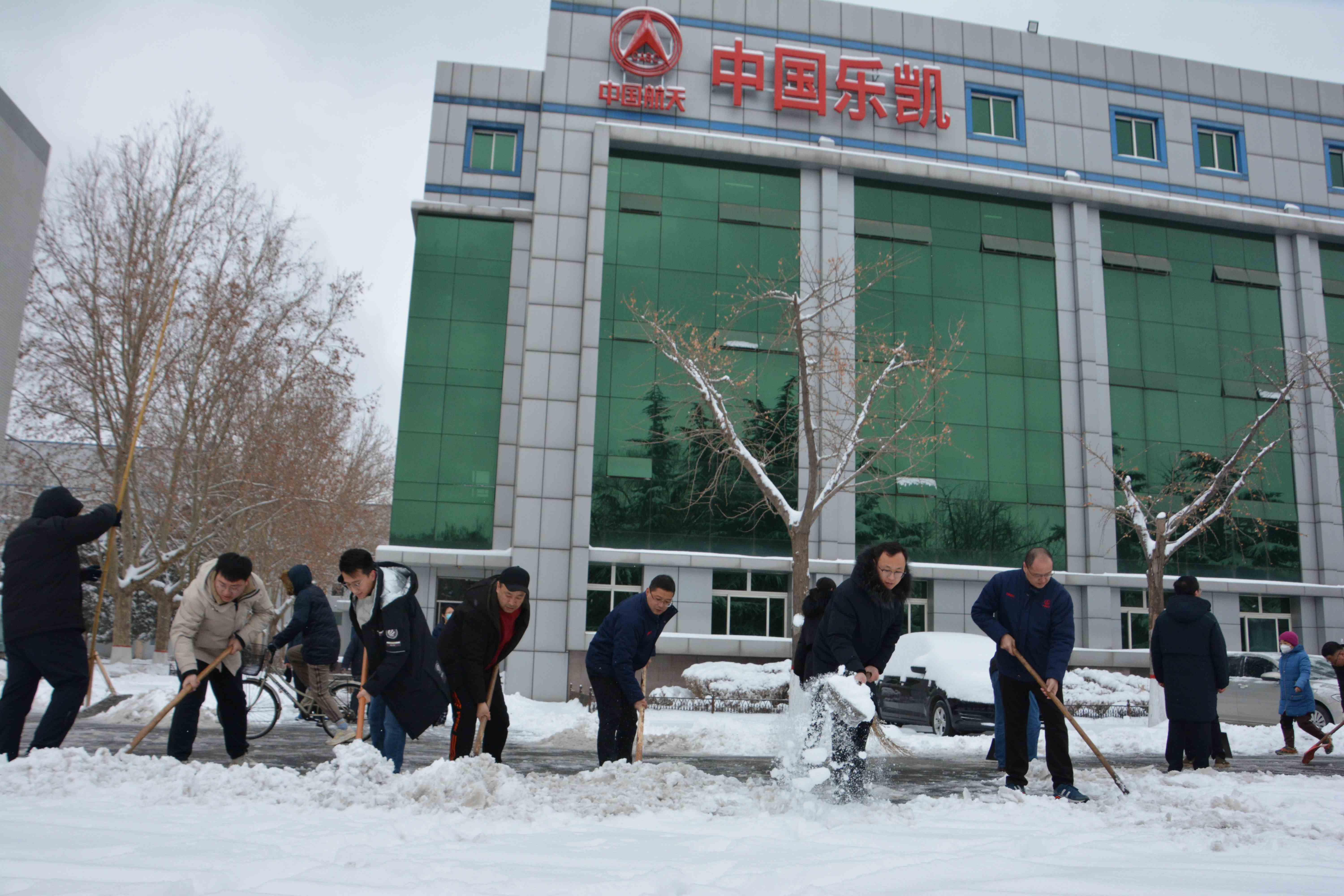 吹響掃雪除冰“集結號”！迎風戰雪保生產